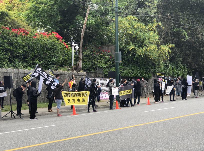 集会者在中国领事馆外外高举标语、高喊口号，表达诉求。星岛记者摄