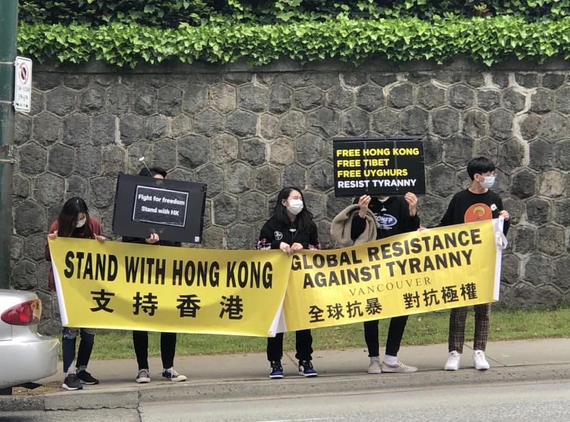 集会者拿着“支持香港”等标语，呼吁共同捍卫香港民主、自由。星岛记者摄