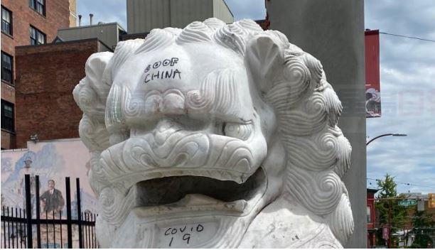 華埠石獅子上周再遭塗鴉。溫市政府提供
