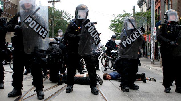 图为2010年6月27日，警方在多伦多市中心拘捕示威者。CityNews