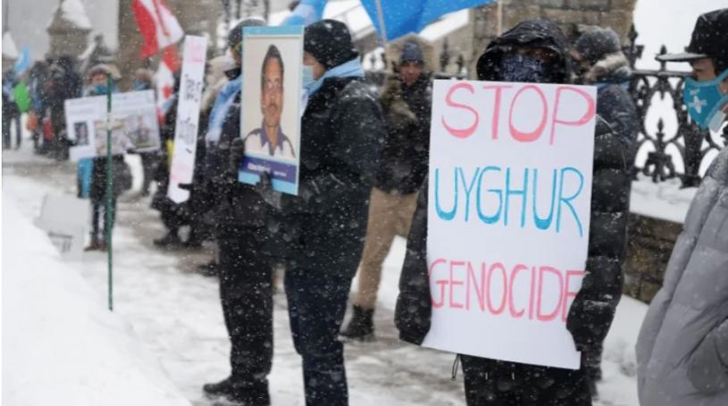 周一国会山庄外有维吾尔族集会抗议，表达对中国政府进行迫害的不满。  (CBC)