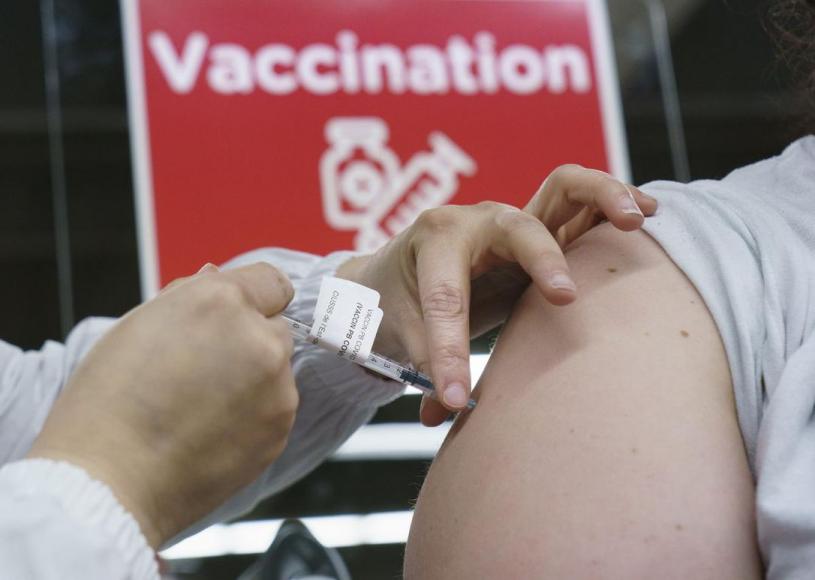 一名魁省女子正接受疫苗接种。加通社