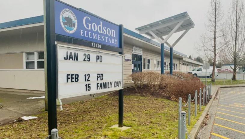 Godson Elementary School小学旧教学楼没有新风系统。 CBC图片