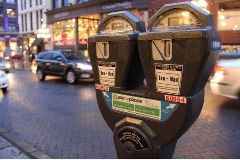 温哥华市府更换停车计价器。 星报图片