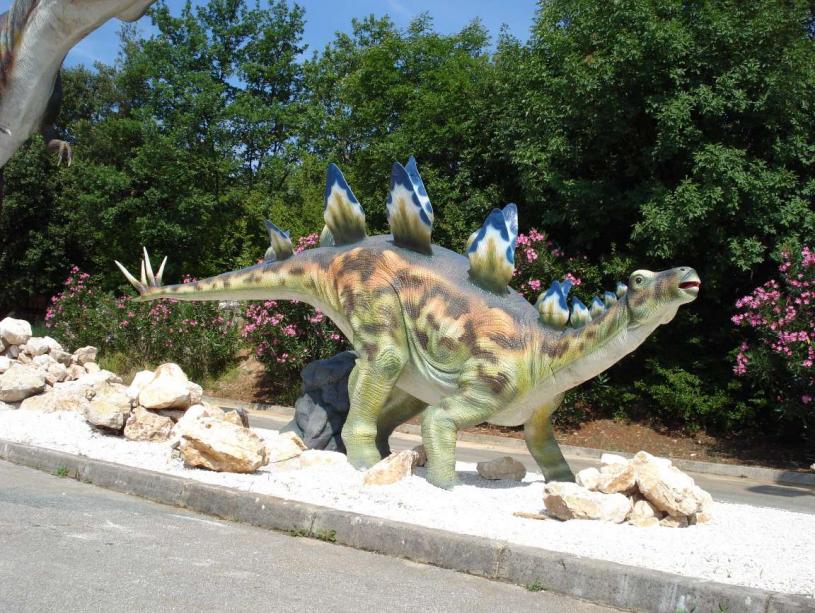 真实大小的恐龙模型会移动及发出吼叫声。Dino Drive