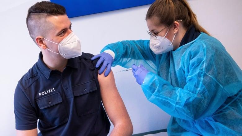 首批阿斯利康疫苗周三运达加拿大，较年轻人群有望提前接种。美联社