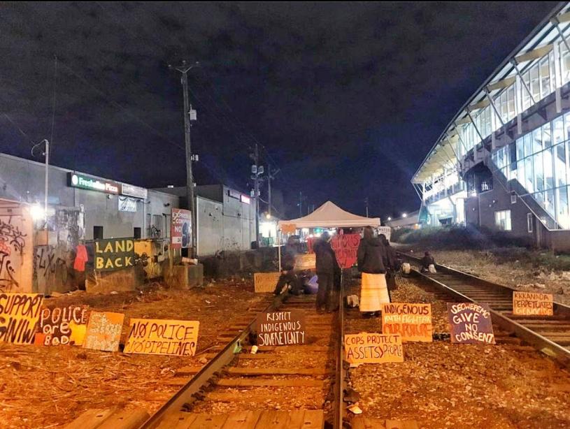 示威者占据铁路，并设立帐篷及标语牌。推特