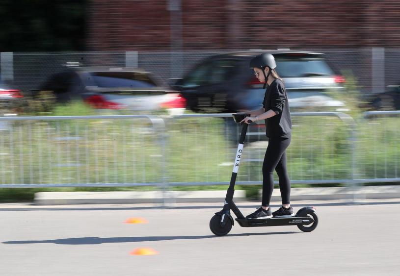 电动踏板车今夏有望合法上路。 星报图片