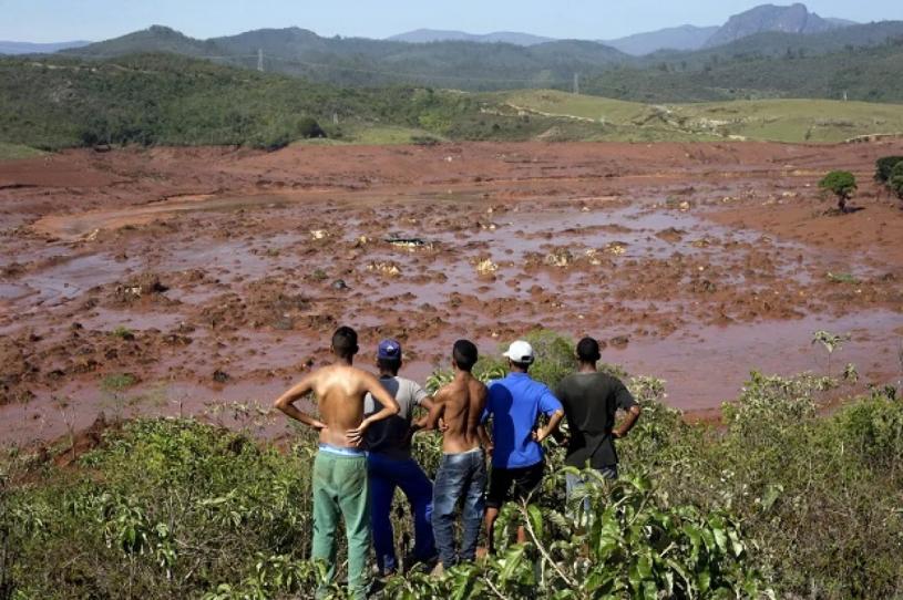 2015年，巴西中部一個鐵礦的尾礦壩倒塌，當地居民的家園被摧毀。路透社