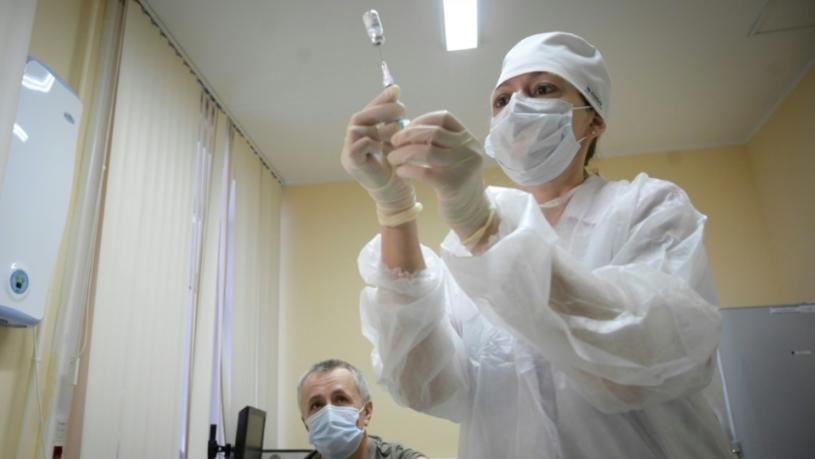 图为去年12月30日，莫斯科一间诊所的护士准备为病人注射Sputnik V。法新社