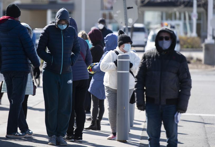 在渥太华，一些市民在接种中心外排队，注射疫苗。加通社
