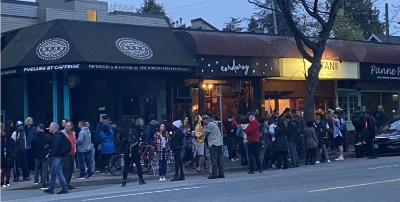 大量市民周五晚在Corduroy Lounge餐館外舉行抗議集會。Daily Hive
