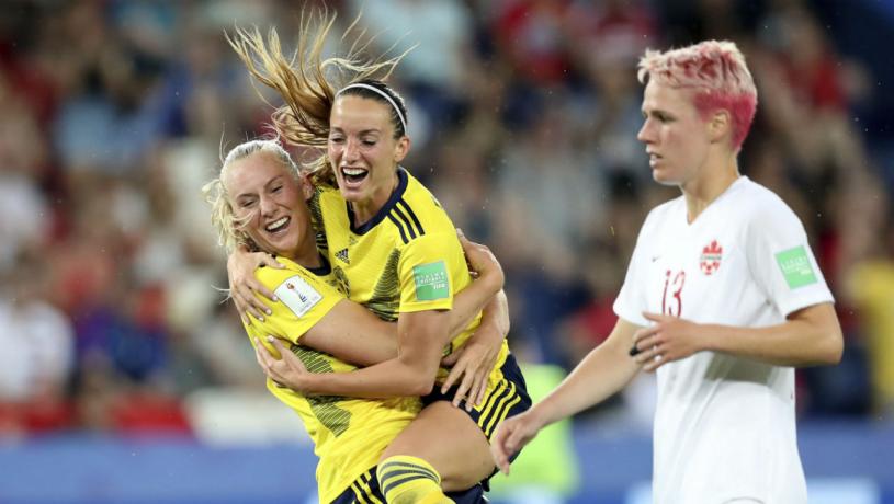 瑞典(黄衣)在2019年法国世界杯16强中淘汰加拿大女足。