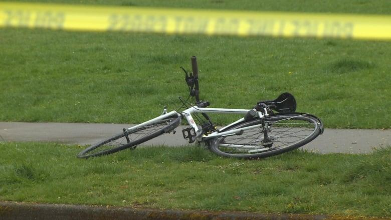 周六案发现场地上遗下一部自行车。CBC