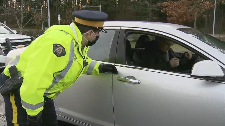 新措施实行后，警员将设路障随机截查出行人士。CBC
