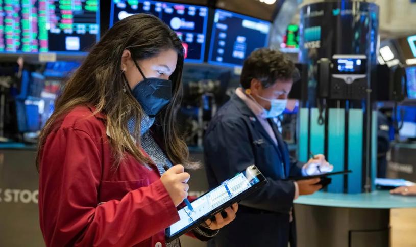 股票市場在疫情之初經歷暴跌後，在去年的大部分時間裏一路飆升。美聯社資料圖

