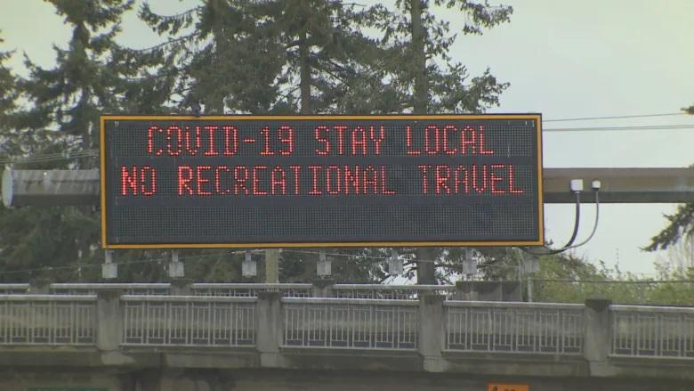 竖立在大温一条高速公路上的电子公告牌，提醒人们不要跨区休闲旅行。CBC

