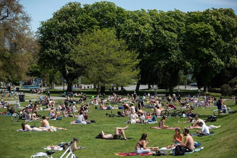 圖為去年5月初，人們在溫哥華的基斯蘭奴海灘公園(Kitsilano Beach Park)享受日光浴。加通社資料圖