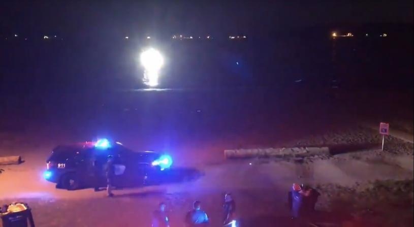 警方在英吉利灣驅散大批人群。Global News 視頻截圖