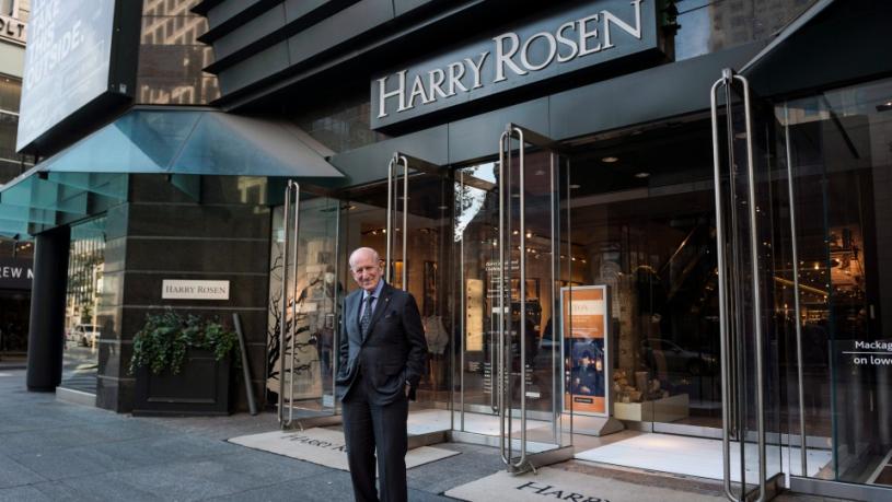 2016年10月，男裝行業大亨哈里·羅森（Harry Rosen）在他位於多倫多布羅爾街的店面前留影。加通社資料圖片