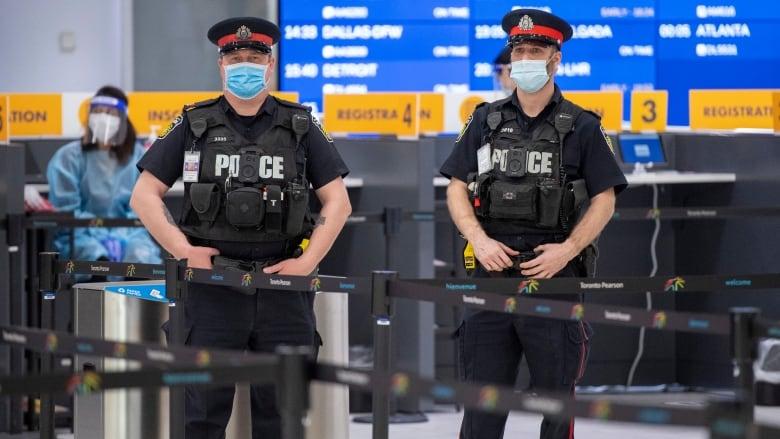 驻多伦多皮尔逊国际机场的警员，有权执行卫生令。加通社资料图片