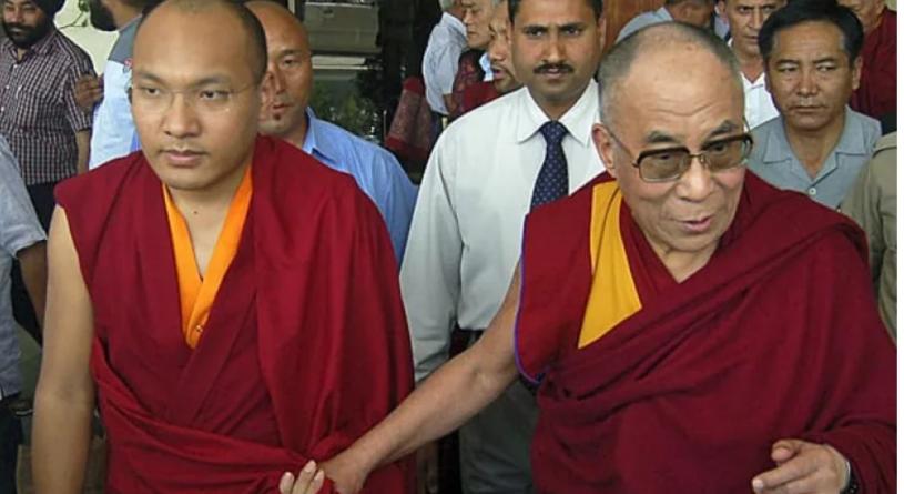 噶瑪巴·伍金赤列多吉（左）被視為達賴喇嘛的接班人。 CBC圖片