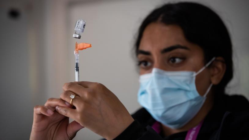 圖為5月17日，菲莎衛生局一名註冊護士正在素里的一間接種診所做準備工作。加通社