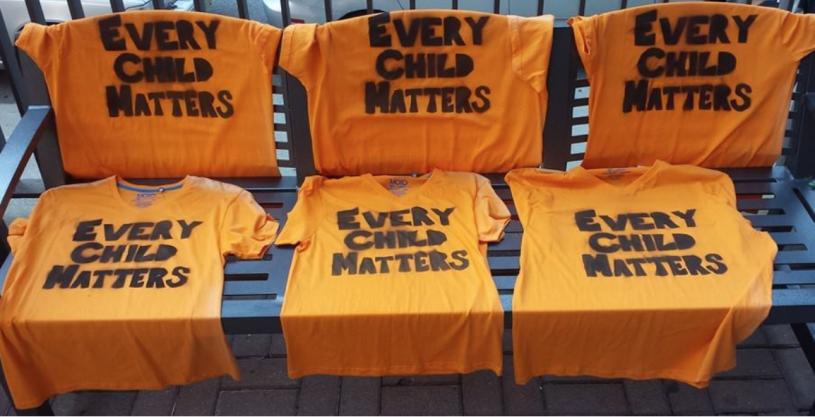 許多人穿著橙色衣服悼念在寄宿學校舊址被發現，埋葬的兒童。OrangeShirtDay.org