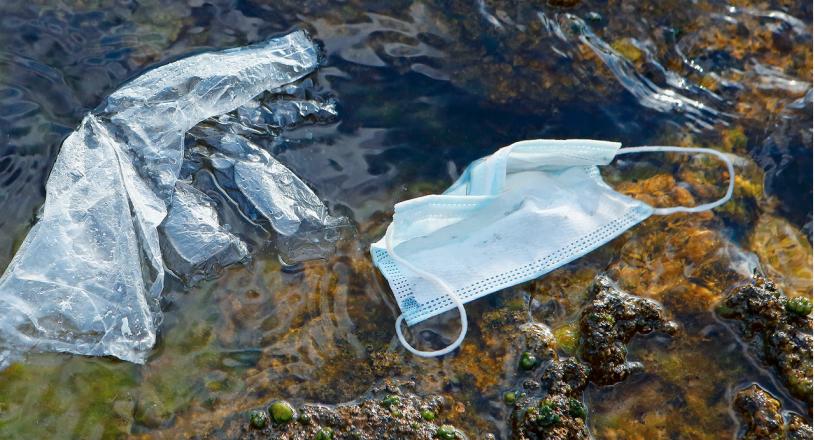被冲上海岸线的垃圾不乏口罩等与疫情相关的个人防护用品。     Getty Images