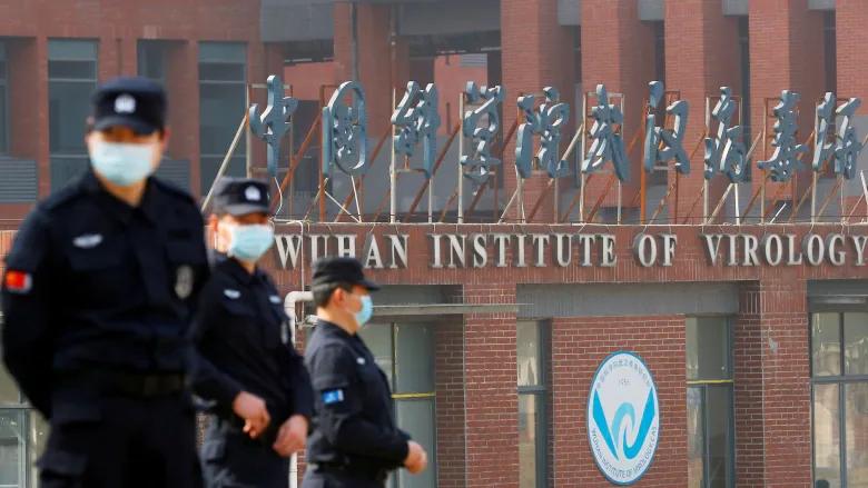 世卫代表团于今年2月到访武汉病毒研究所，门外有保安人员严密把守。路透社
