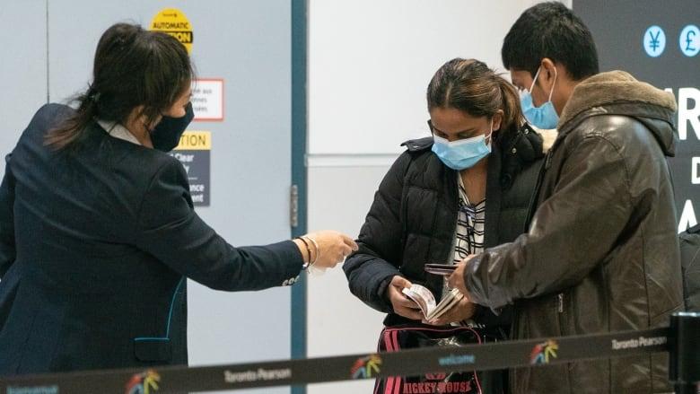 旅客入境須接受病毒檢測及入住指定酒店等候報告。CBC