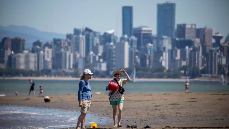 图为上周五，人们在温哥华西班牙海滩（Spanish Banks）享受夏日。CBC
