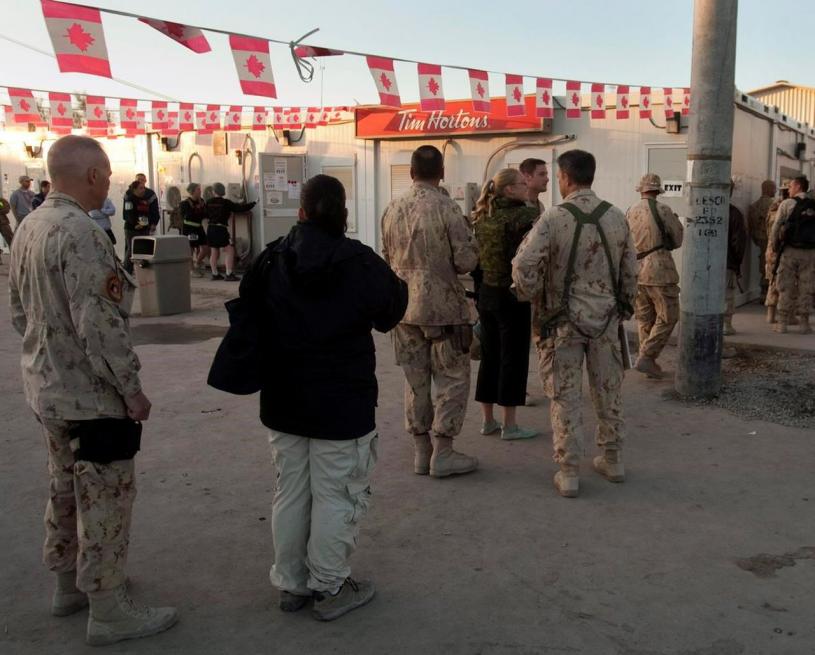 圖爲2011年11月，加軍士兵在阿富汗坎大哈機場。加通社