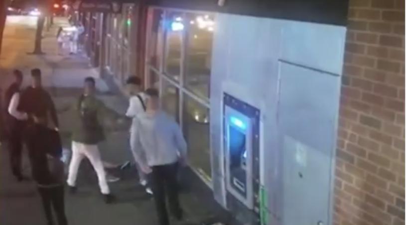 男子回家途中遭人推倒和偷走钱包。   视频截图