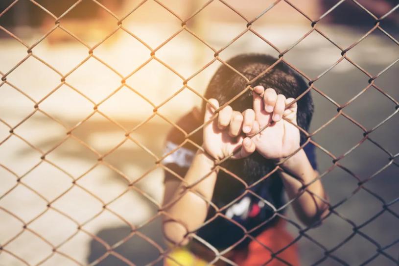 一名寄养儿童称，D.O.的虐待让他感到愤怒和害怕。CBC/Shutterstock