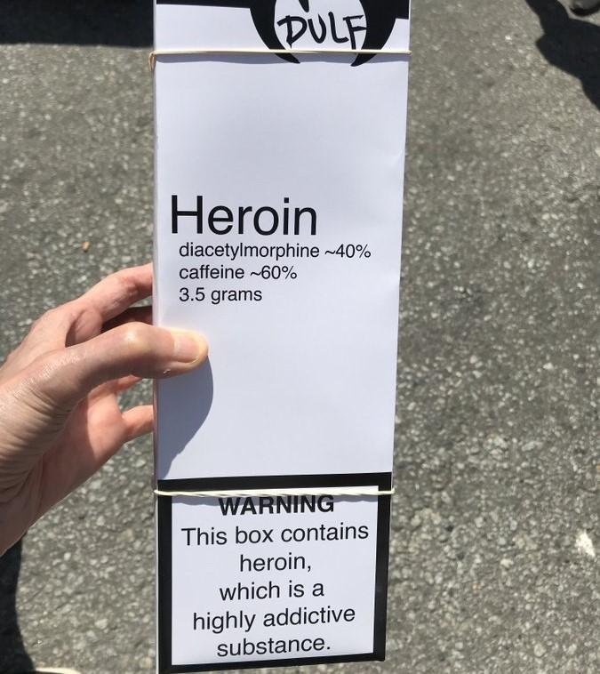 包装上印有内含海洛英的警告字句。Twitter
