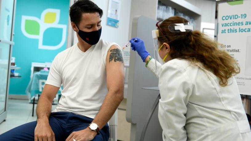 杜鲁多周五到药房接种莫德纳疫苗作为第二剂，他首剂接种的是阿斯利康。加通社