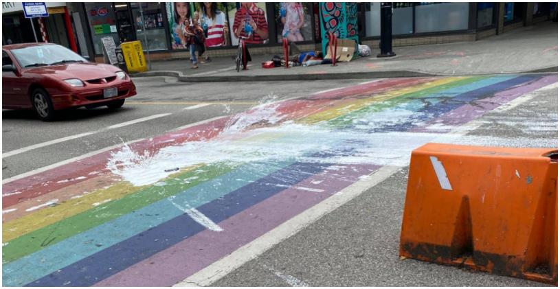 戴维街上的彩虹行人过路线，疑被人故意泼了白漆。Daily Hive