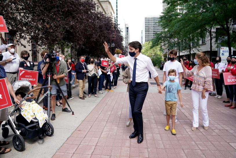 杜魯多於星期日宣布提前舉行大選後，與家人在渥太華街頭向群眾揮手。加通社