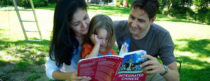 康明凯(右)数年前与妻子(左)在多伦多教导外甥女读中文。