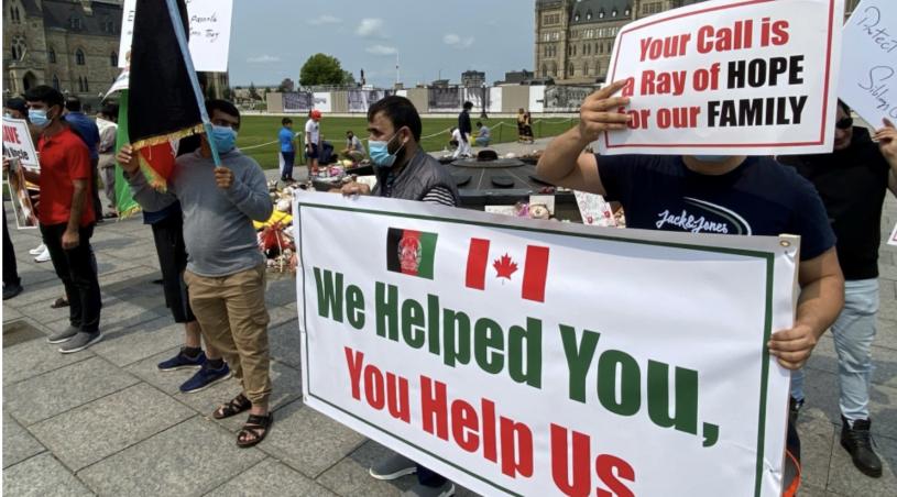 现居加国的前阿富汗传译员，周二在渥太华国会山庄举行集会。  CTV图片