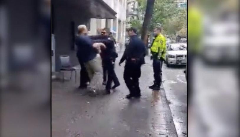 警員將男子一把推倒。 視頻截圖