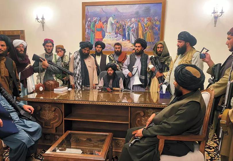 塔利班武裝分子進駐阿富汗總統府。美聯社