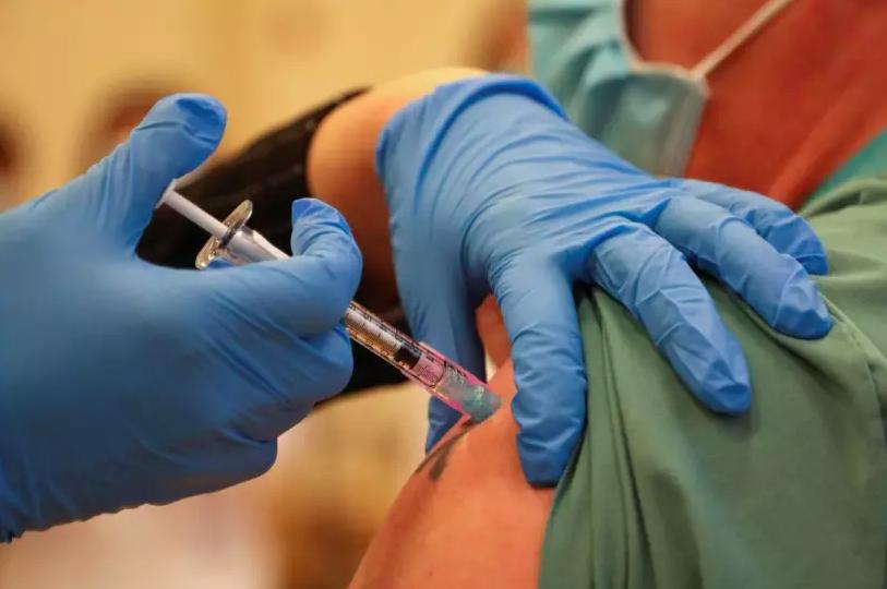 卑詩省上月有多間長期護理院爆發疫情，因此要求員工由周一起，必須已接種至少一劑疫苗。星報圖片
