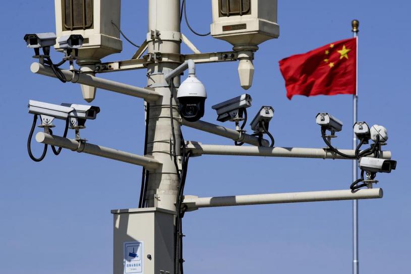 中國北京街頭一些電燈柱裝上了多個監察攝錄鏡頭。美聯社資料圖片