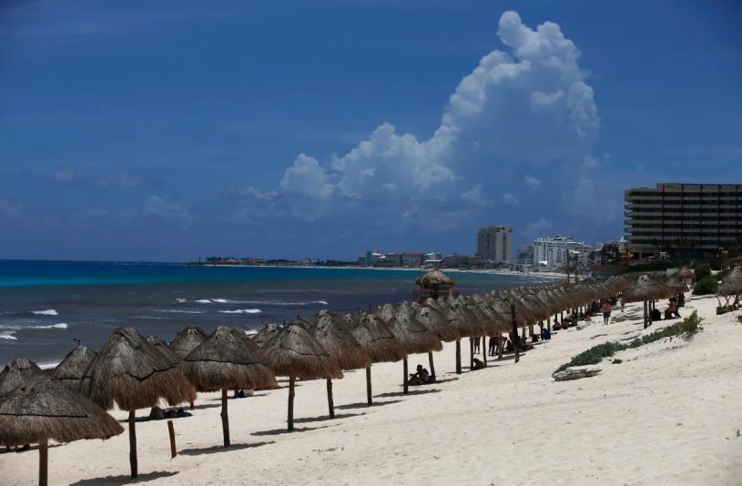 遊客上個月在墨西哥坎昆的一個沙灘享受休閒時光。美聯社
