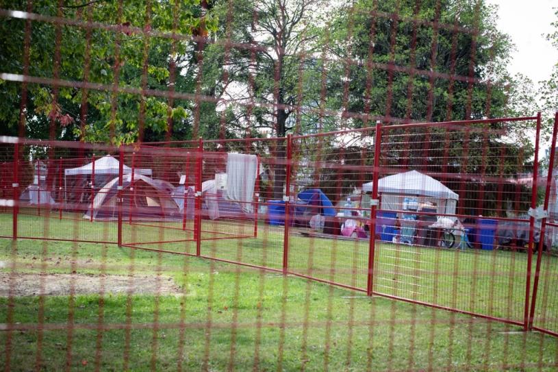 温市螃蟹公园设围栏及监控设施，并以被红色围栏包围部分地方。CBC