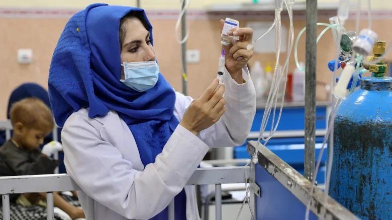 图为今年10月6 日，一名医护人员在阿富汗喀布尔一家儿童医院的儿童营养不良病房准备药物注射。CBC