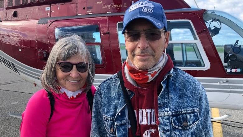 范恩夫妇把露营车空运到美国，然后乘直升机入境当地再取车，以绕过陆路封关的障碍。 CBC