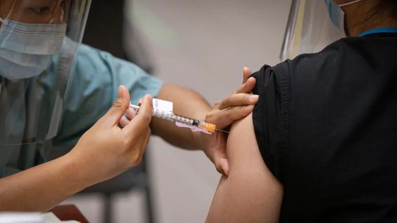 多伦多一家长期护理院有36%员工因为拒打疫苗，被停职休假。CBC